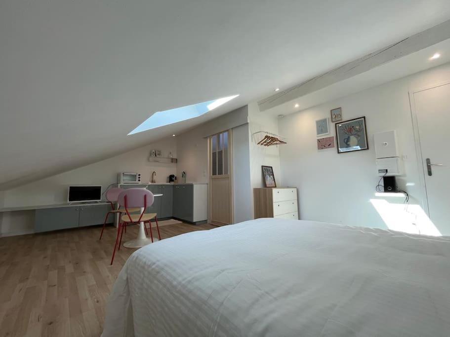 Appartement Studio Jade : Charmant Logement Place Clemenceau à Pau Extérieur photo